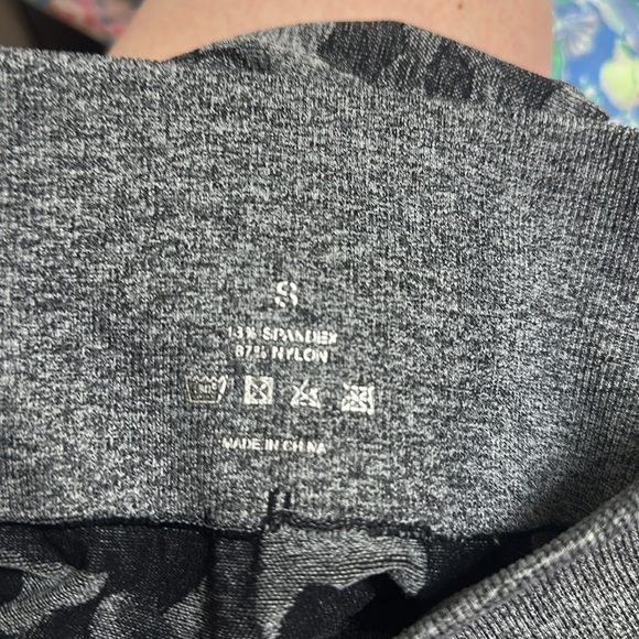 NVGTN Athletic Gray and Black Camo Compression Shorts Small - Picture 3 of 4